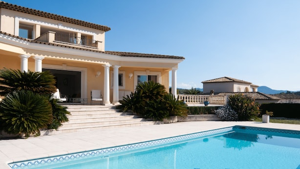 A large, two-story house with a swimming pool, a covered patio, and a view of the mountains. - Large fantastic house with a garden, a pool and beautiful views (Vence)
