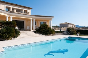 A large, two-story house with a swimming pool, a covered patio, and a view of the mountains. - Large Fantastic House With a Garden, a Pool and Beautiful Views (Vence)