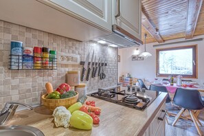 Family Chalet, 1 Bedroom, Mountainside (Rozi's Riverside Cottage) | Private kitchen | Fridge, microwave, oven, stovetop