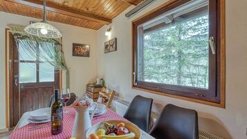 Family Chalet, 1 Bedroom, Mountainside (Rozi's Riverside Cottage) | Dining room
