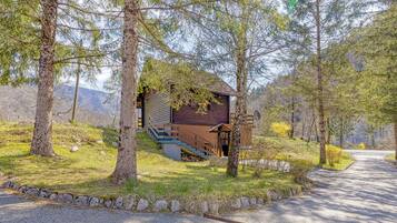 Family Chalet, Multiple Bedrooms, Mountainside (Rozi's Riverside Cottage) | Exterior