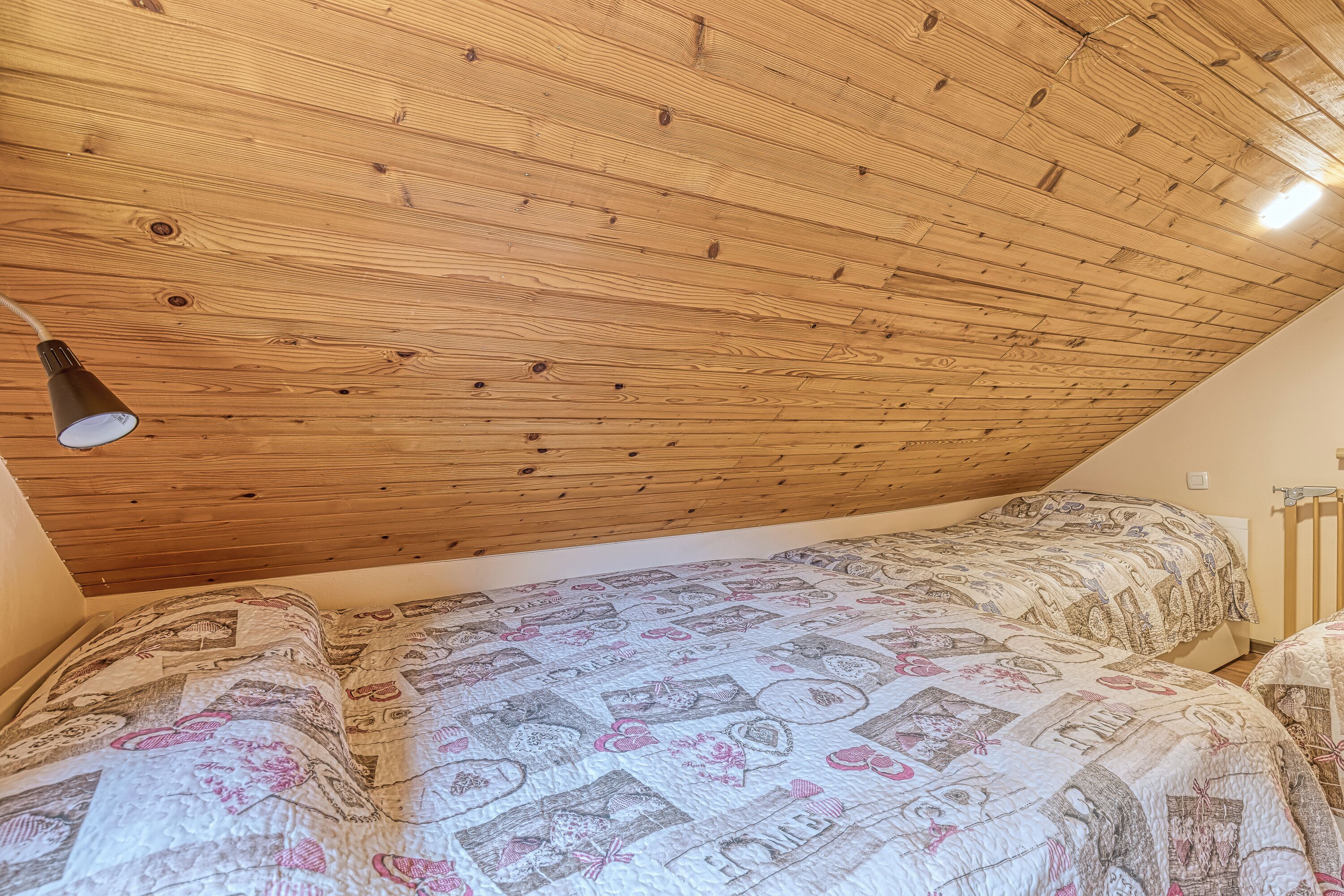 Family Chalet, Multiple Bedrooms, Mountainside (Rozi's Riverside Cottage) | 1 bedroom, free WiFi, bed sheets