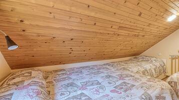 Family Chalet, Multiple Bedrooms, Mountainside (Rozi's Riverside Cottage) | 1 bedroom, free WiFi, bed sheets