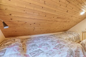 Chalet Familial, plusieurs chambres, côté montagne (Rozi's Riverside Cottage) | 1 chambre, Wi-Fi gratuit, draps fournis