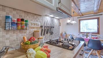 Family Chalet, Multiple Bedrooms, Mountainside (Rozi's Riverside Cottage) | Private kitchen | Fridge, microwave, oven, stovetop