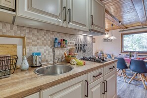 Family Chalet, 1 Bedroom, Mountainside (Rozi's Riverside Cottage) | Private kitchen | Fridge, microwave, oven, stovetop