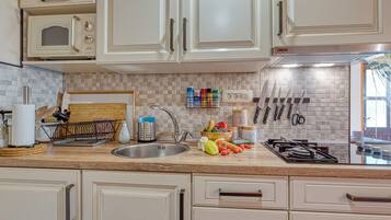 Family Chalet, Multiple Bedrooms, Mountainside (Rozi's Riverside Cottage) | Private kitchen | Fridge, microwave, oven, stovetop