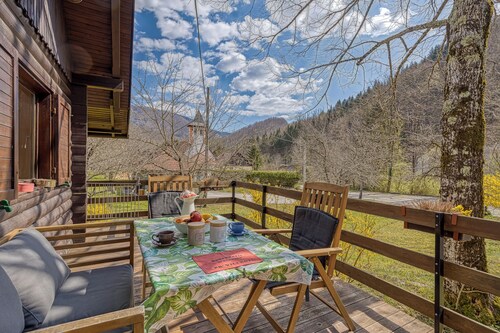 Rozi's Riverside Cottage