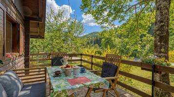 Family Chalet, Multiple Bedrooms, Mountainside (Rozi's Riverside Cottage) | Outdoor dining