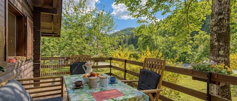 Family Chalet, Multiple Bedrooms, Mountainside (Rozi's Riverside Cottage) | Outdoor dining