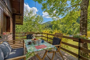 家庭小木屋, 多間臥室, 山旁 (Rozi's Riverside Cottage) | 室外用餐