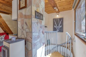 Family Chalet, Multiple Bedrooms, Mountainside (Rozi's Riverside Cottage) | Interior