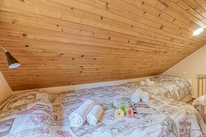 Family Chalet, Multiple Bedrooms, Mountainside (Rozi's Riverside Cottage) | 1 bedroom, free WiFi, bed sheets