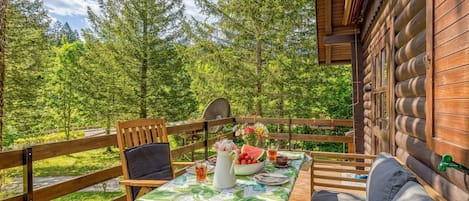 Familjestuga - flera sovrum - intill bergen (Rozi's Riverside Cottage) | Restaurang utomhus