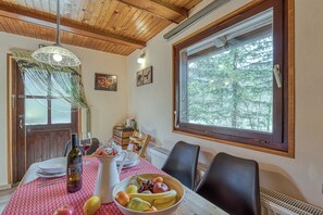 Familjestuga - flera sovrum - intill bergen (Rozi's Riverside Cottage) | Restauranger