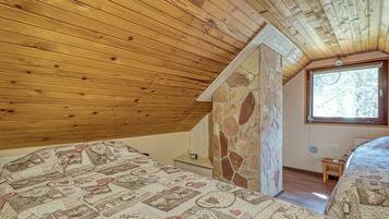 Family Chalet, Multiple Bedrooms, Mountainside (Rozi's Riverside Cottage) | 1 bedroom, free WiFi, bed sheets