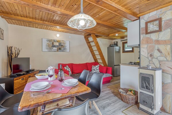 Chalet Familial, 1 chambre, côté montagne (Rozi's Riverside Cottage) | Salle à manger