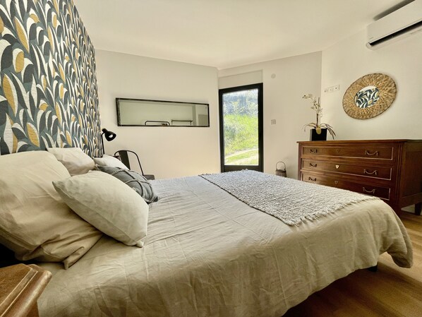 4 bedrooms, iron/ironing board, free WiFi, bed sheets