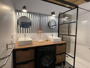 Douche, sèche-cheveux, serviettes fournies, shampoing
