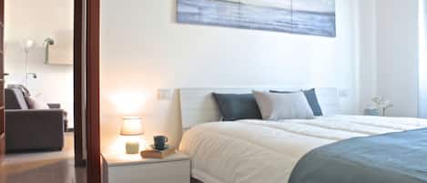 2 habitaciones, tabla de planchar con plancha y ropa de cama