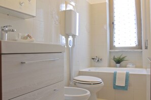 Combined shower/tub, bidet, towels