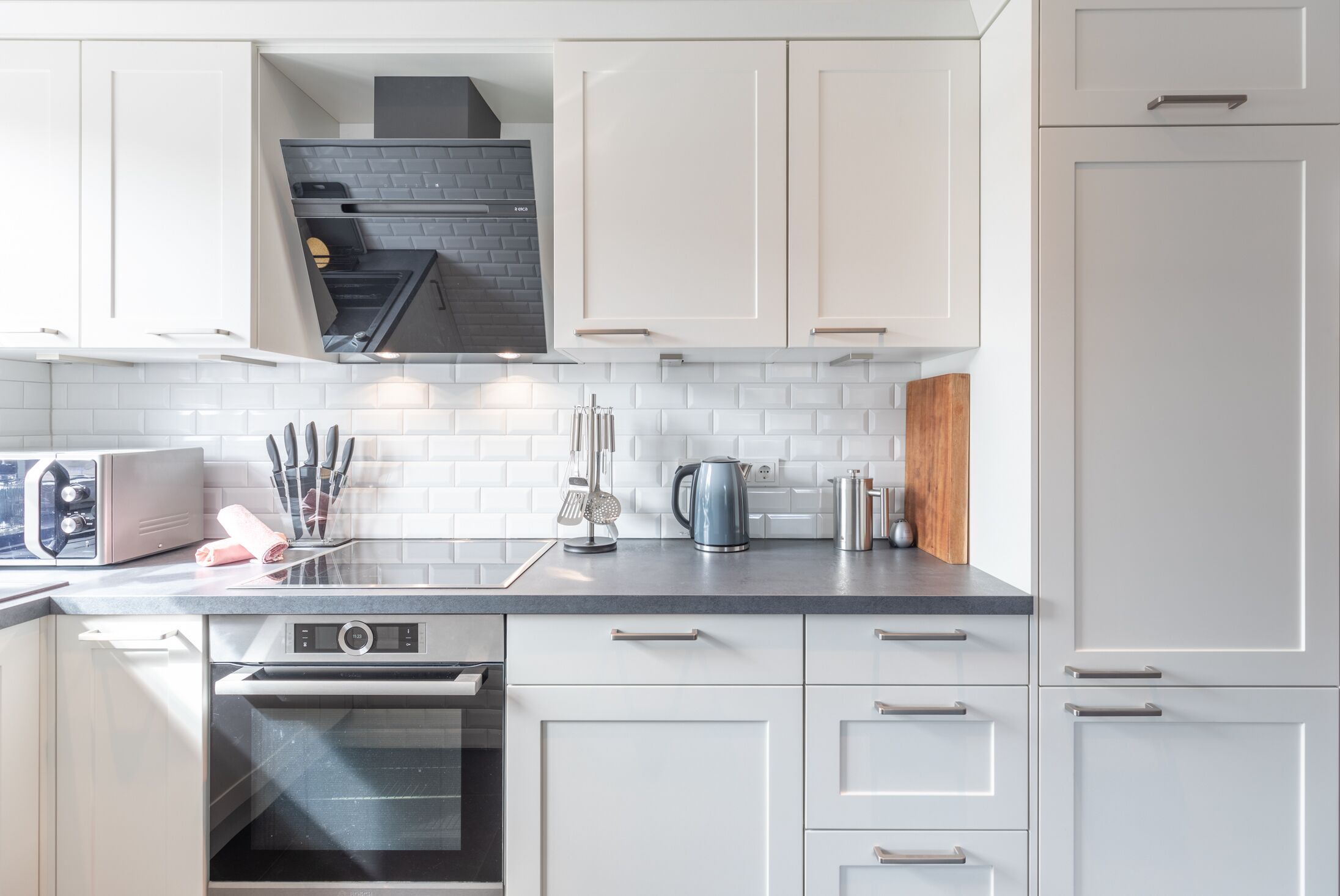 Kühlschrank, Mikrowelle, Ofen, Herdplatte