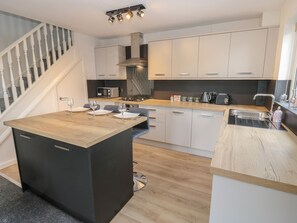 Kühlschrank, Geschirrspüler, Wasserkocher, Toaster