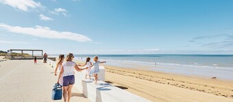 "Cozy 31mÂČ Beach House, Sleeps 4 - Pet Friendly, 10min to Shore, Terrace, Public Parking"