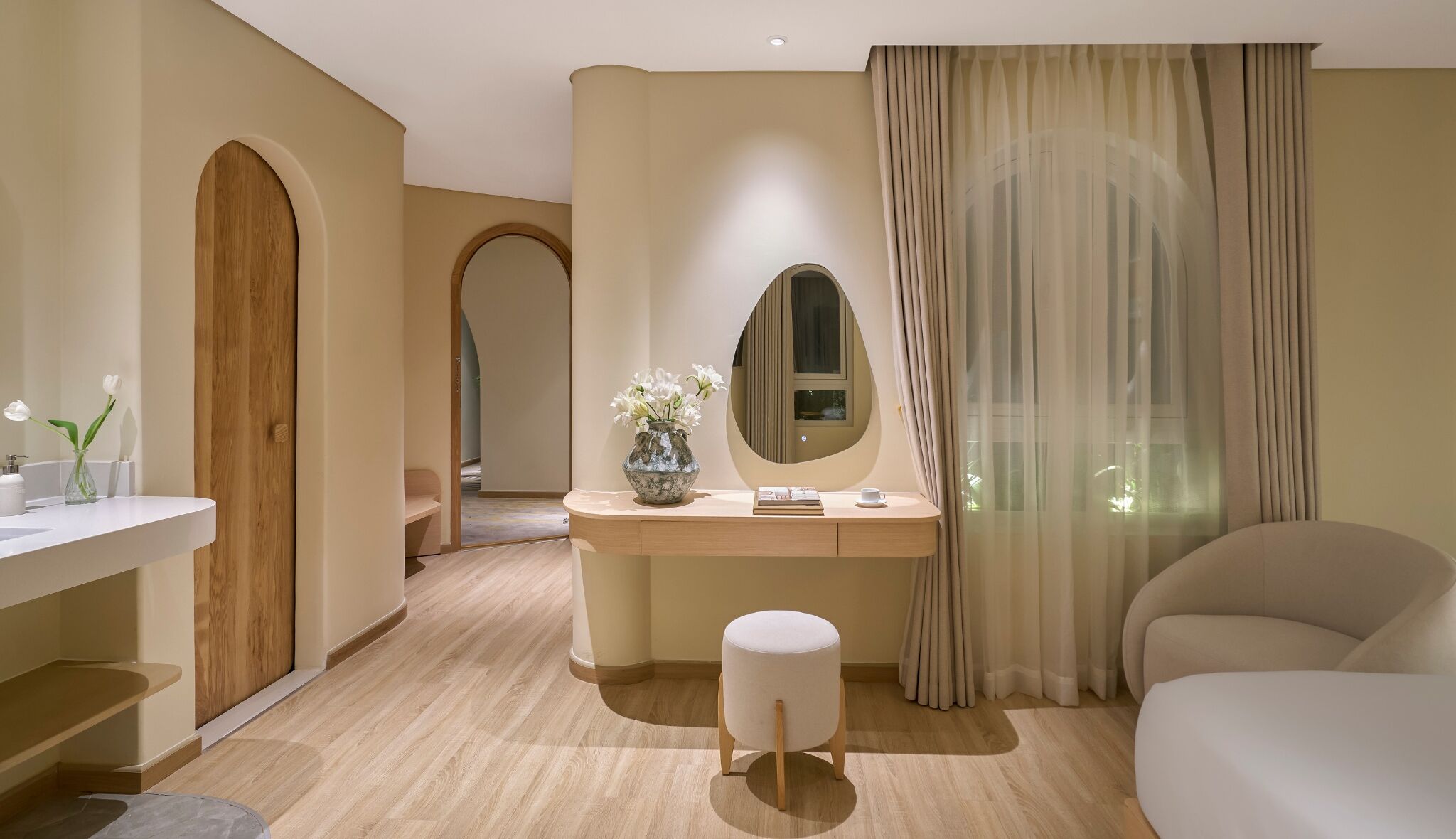 Une salle de bain moderne avec un meuble-lavabo, un miroir et un petit tabouret.