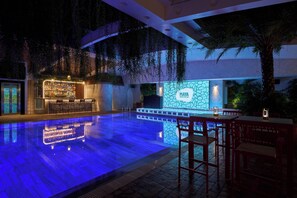 Quầy bar bên hồ bơi