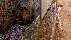 A stone wall with a water feature and a wooden floor. - Dali in Spiglia With 2 Bedrooms and 1 Bathrooms (Parzanica)
