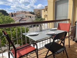 Outdoor dining - Cozy 1BR Apt with Balcony, A/C, Near Beach and Port - Sleeps 4 (Fleury-Saint-Pierre-la-Mer)