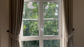 Hochwertige Bettwaren, Daunenbettdecken, Pillowtop-Betten, Zimmersafe
