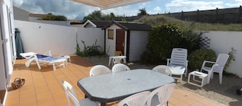 Spacious 3-Bedroom House with Garden, Near Beach & Shops – Ideal Family Getaway!