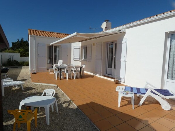 Outdoor dining - Spacious house with enclosed garden, pets allowed, close to beaches (Notre-Dame-de-Monts)