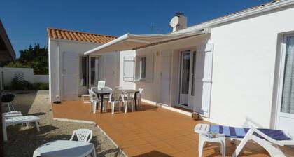 Spacious house with enclosed garden, pets allowed, close to beaches