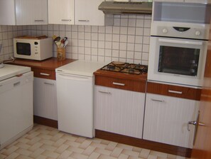 Réfrigérateur, four à micro-ondes, un four, surface de cuisson
