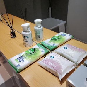 Apartamento, várias camas | Banheiro | Banheira e chuveiro separados, banheira de imersão, secador de cabelo 