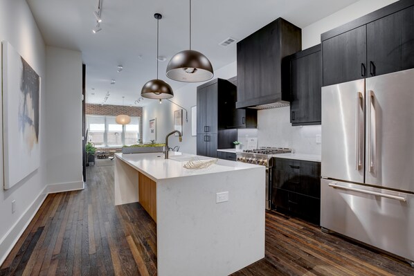 Geladeira, micro-ondas, fogão, lava-louças