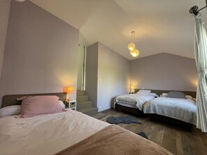 2 室のベッドルーム、デスク、WiFi (無料)