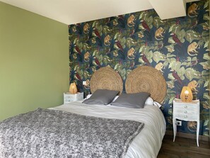 2 bedrooms, desk, free WiFi - Warm contemporary lodging for 4, with shared pool (Louchy-Montfand)