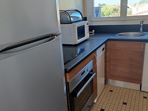 ثلاجة، ميكروويف، فرن، موقد طهي مسطح