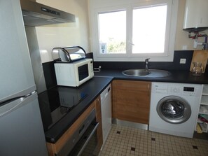 ثلاجة، ميكروويف، فرن، موقد طهي مسطح