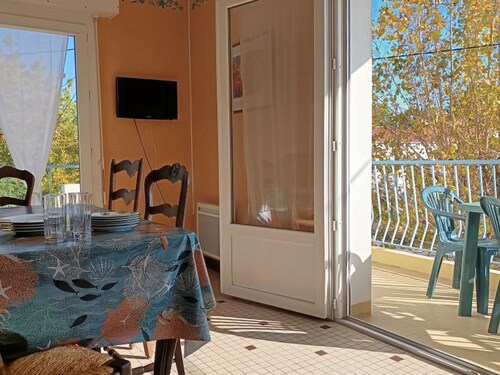 Bright apartment 100m from the beach, balcony, pets allowed