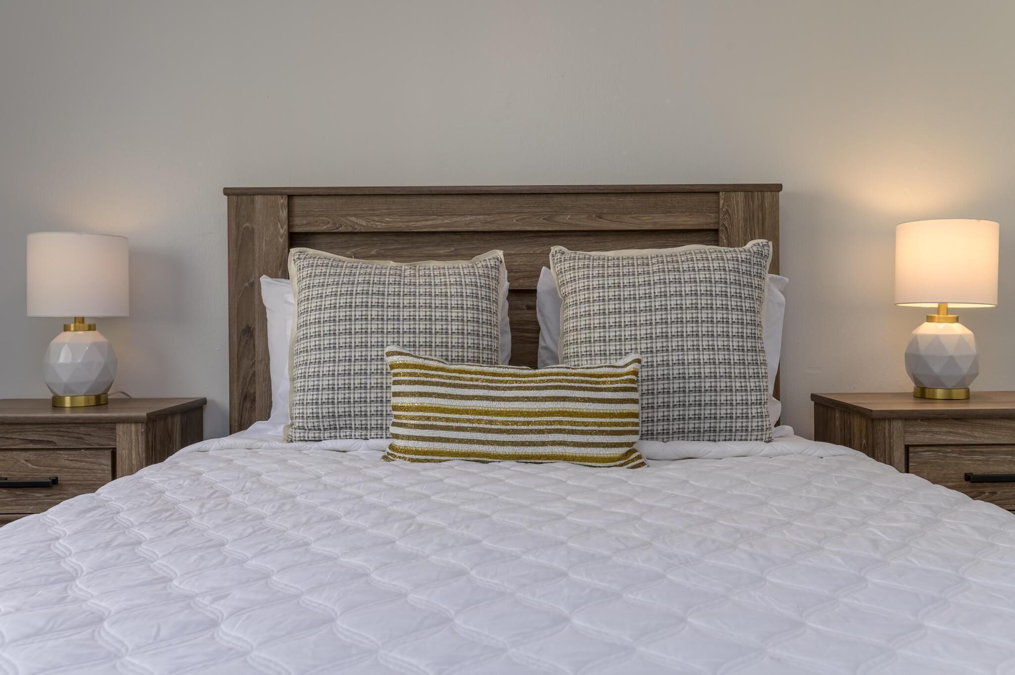 Beautiful 1 bedroom, 1 bath apartment located on the second floor