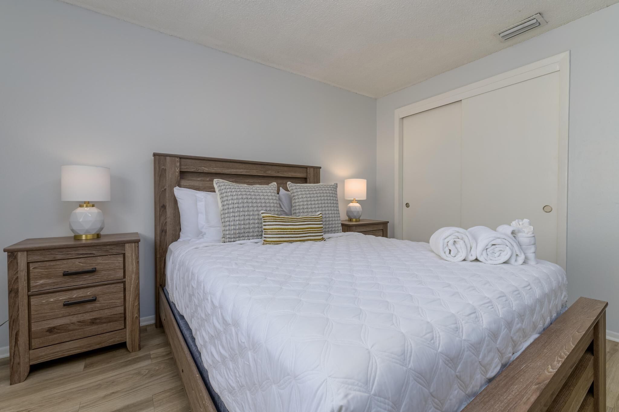 Beautiful 1 bedroom, 1 bath apartment located on the second floor