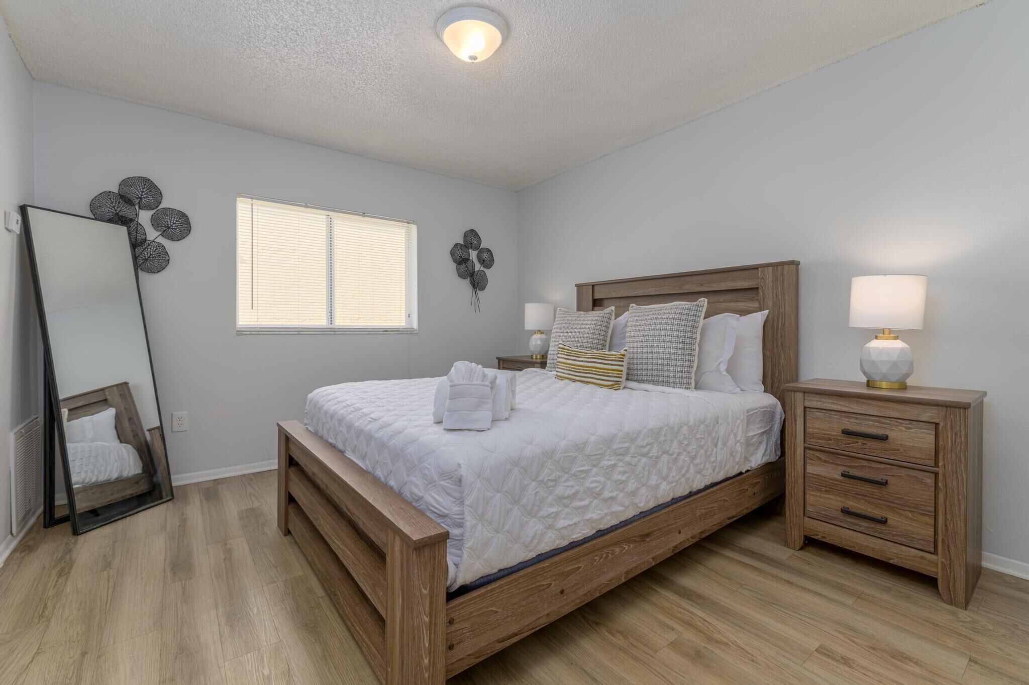 Beautiful 1 bedroom, 1 bath apartment located on the second floor