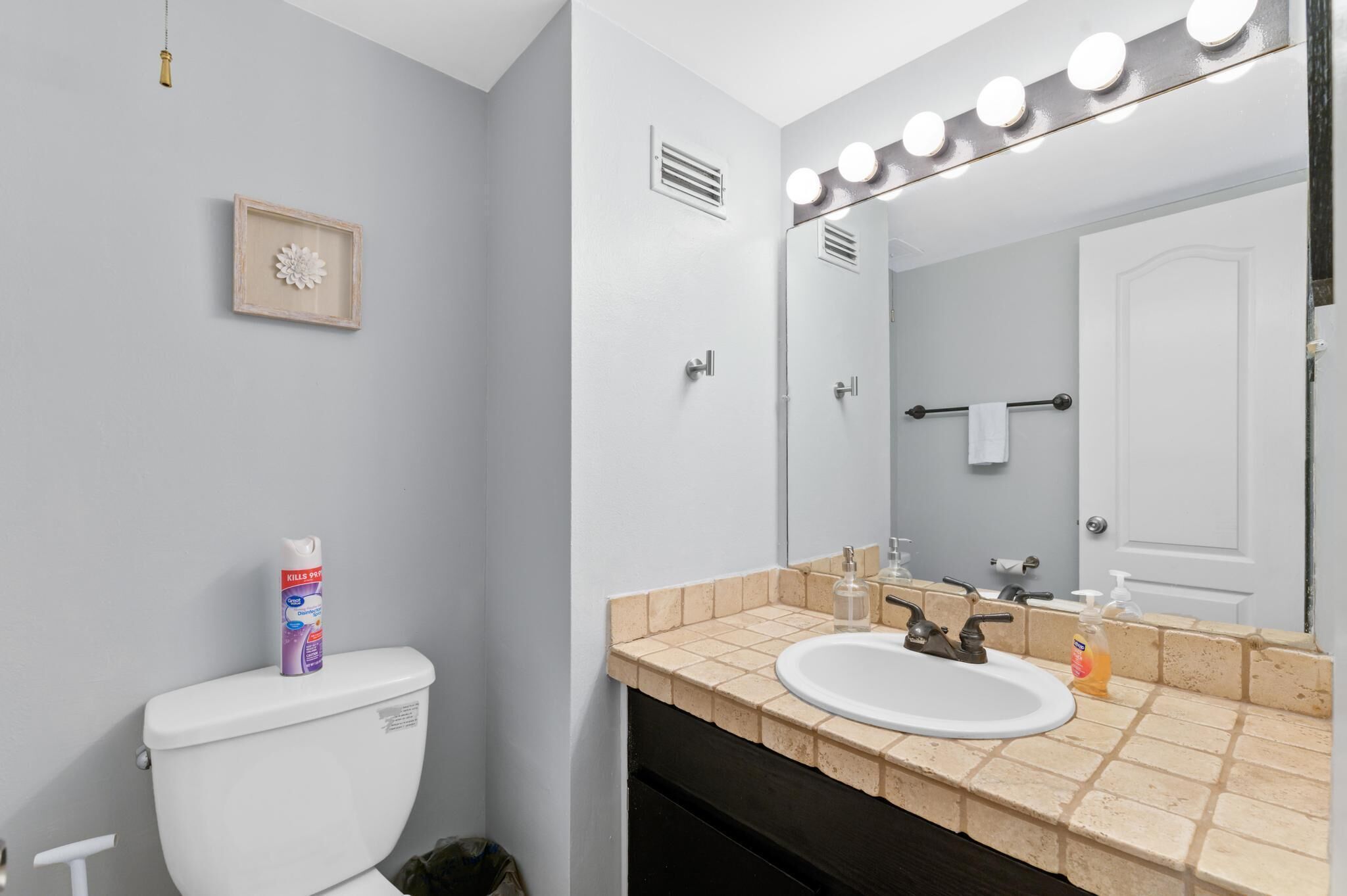 This house is a 2 bedroom(s), 1.5 bathrooms, located in Tampa, FL.