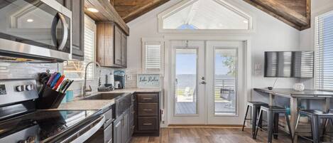 Réfrigérateur, four à micro-ondes, un four, surface de cuisson