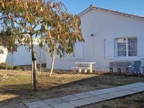 Outdoor dining - Spacious house in Notre-Dame-de-Monts for 6 with private parking (Notre-Dame-de-Monts)